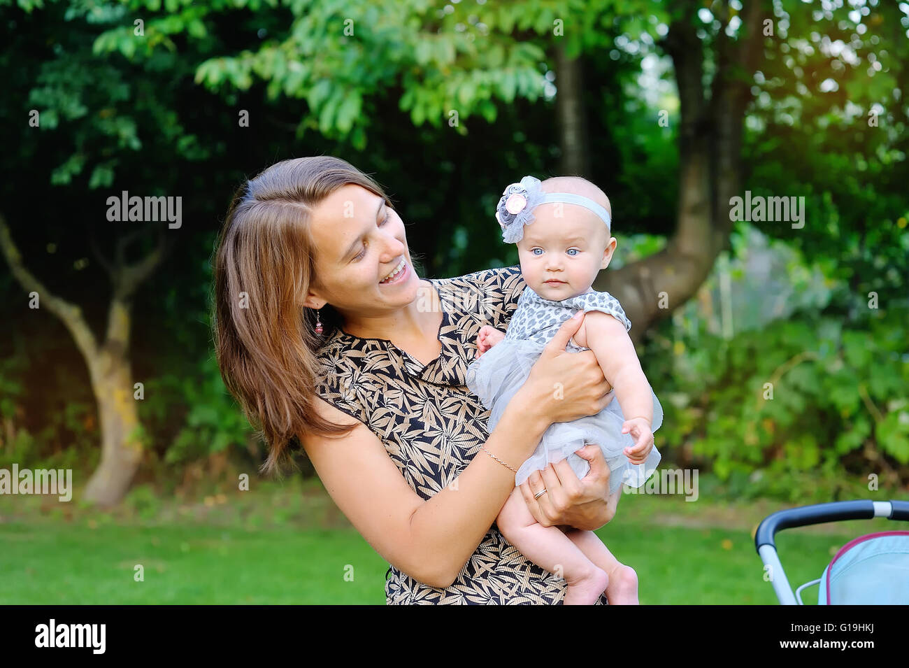 Giovane e bella madre e figlia nel parco Foto Stock