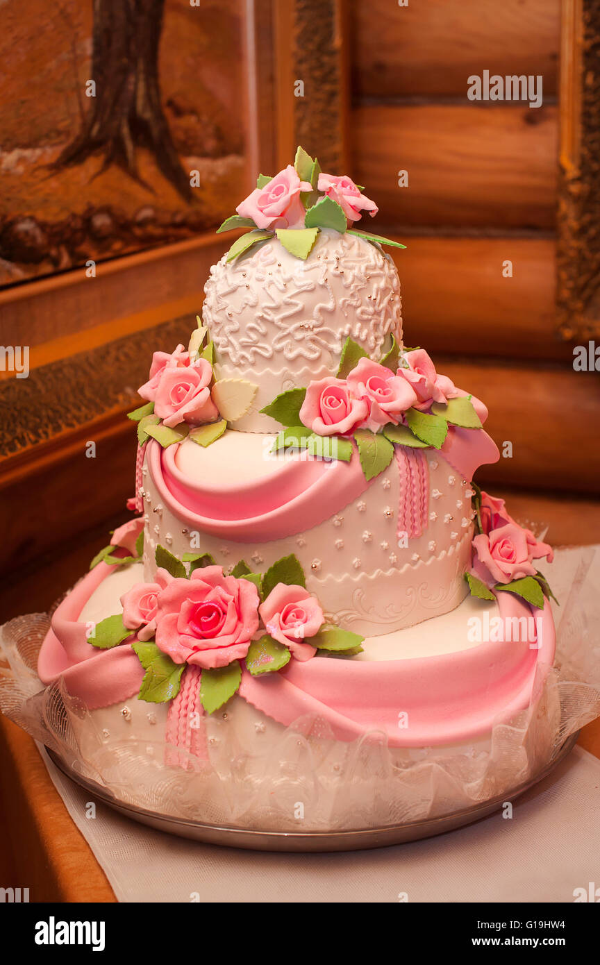 Torta di Nozze con lusso decorate in party di nozze Foto Stock