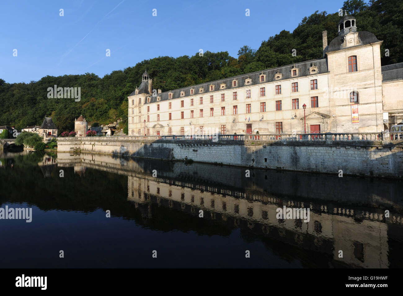 La mattina presto vista dell abbazia di Brantôme sul fiume Dronne, Brantome-en-Perigord, Francia Foto Stock