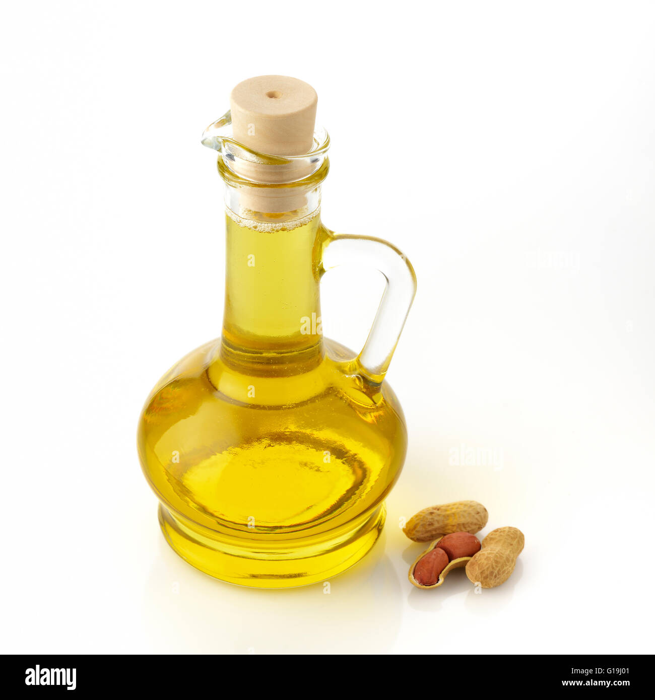 Olio di arachide su sfondo bianco Foto Stock