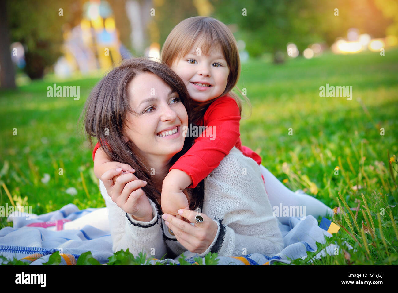 Figlia con sua madre nel parco Foto Stock