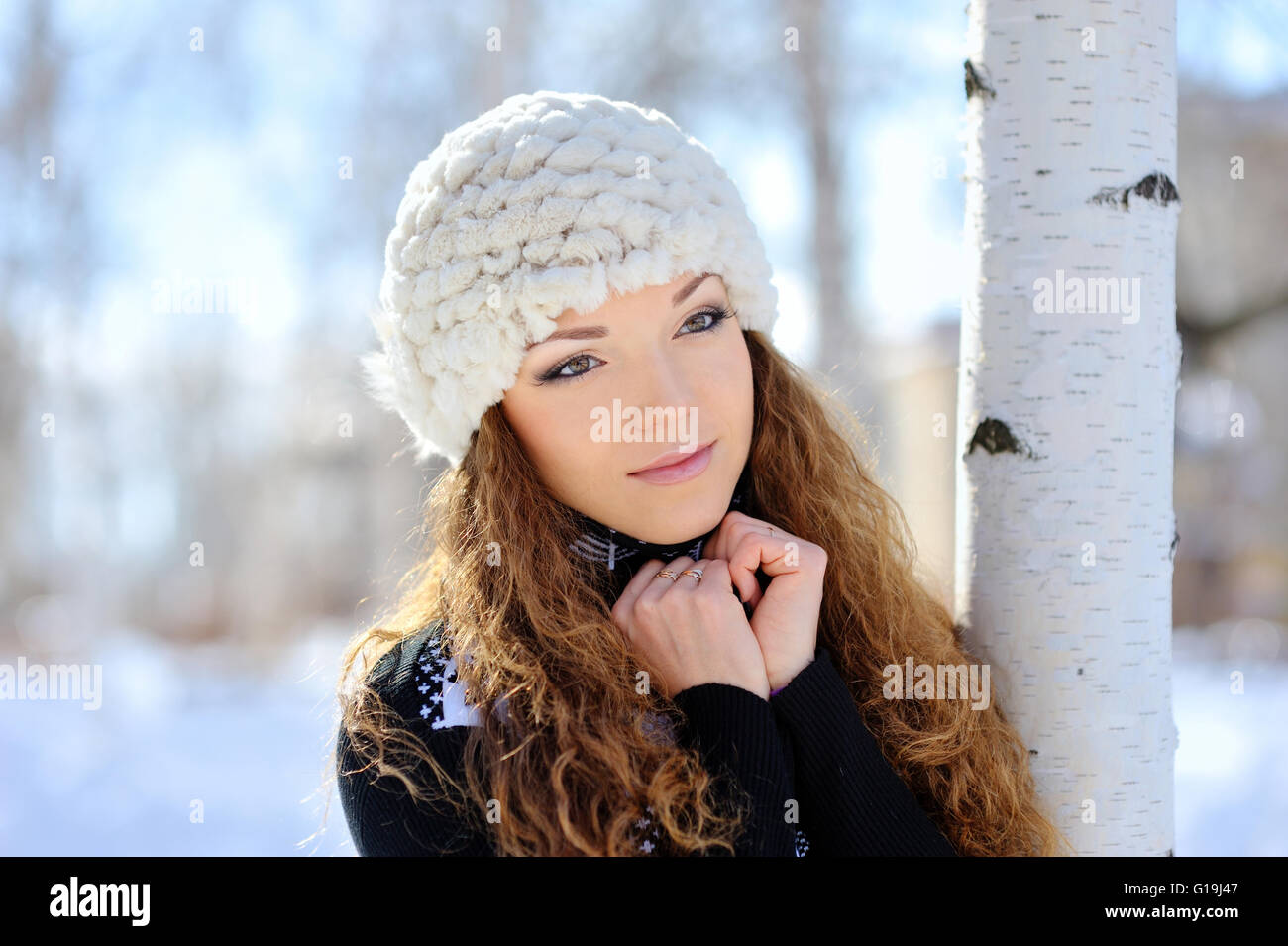 Ritratto della bella ragazza nel paesaggio invernale. Foto Stock