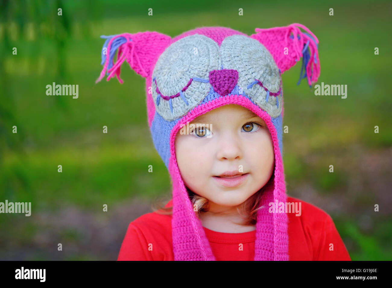 Ritratto di toddler adorabile ragazza con ricci capelli biondi in pelliccia w Foto Stock