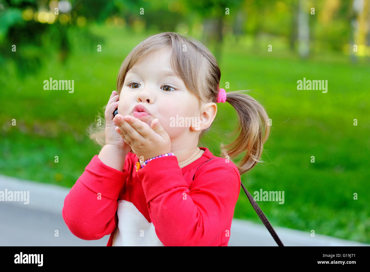 Bambina invia un bacio di aria Foto Stock