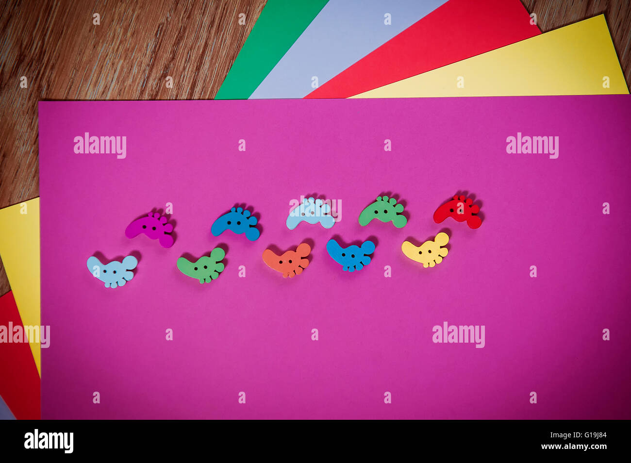 Piede per bambini dipinte in colori arcobaleno Foto Stock