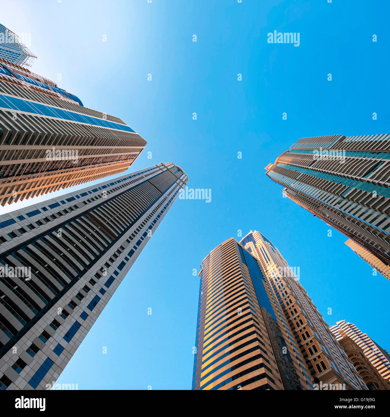 Edificio per uffici grattacieli su sfondo cielo Foto Stock