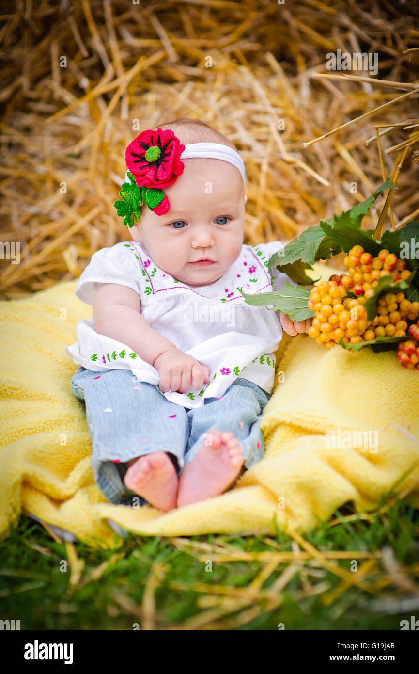 Baby girl nel pagliaio Foto Stock