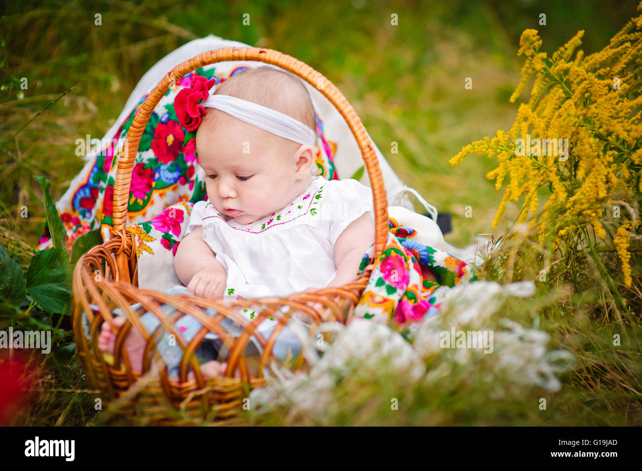 Carino piccolo bambino nel carrello Foto Stock