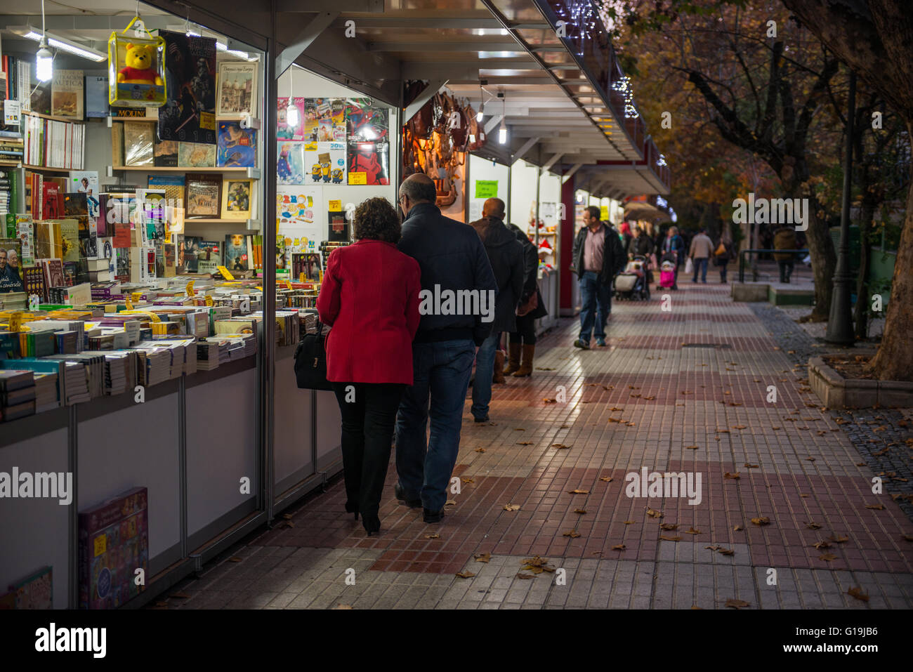 La gente cerca su libri si erge sulle strade in autunno. Foto Stock