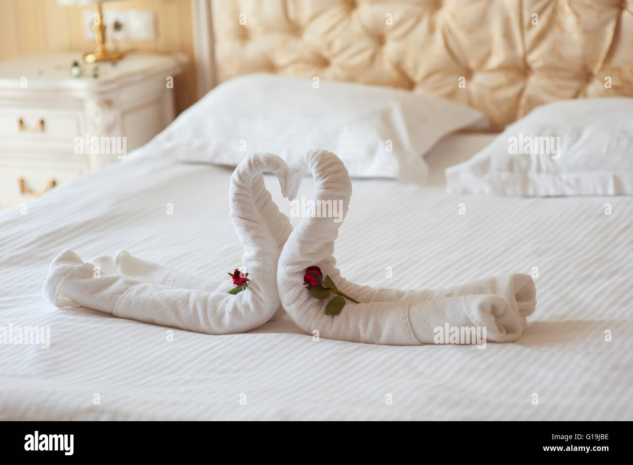 Decorazione letti dell'hotel due cigni e cuore di polotets Foto Stock
