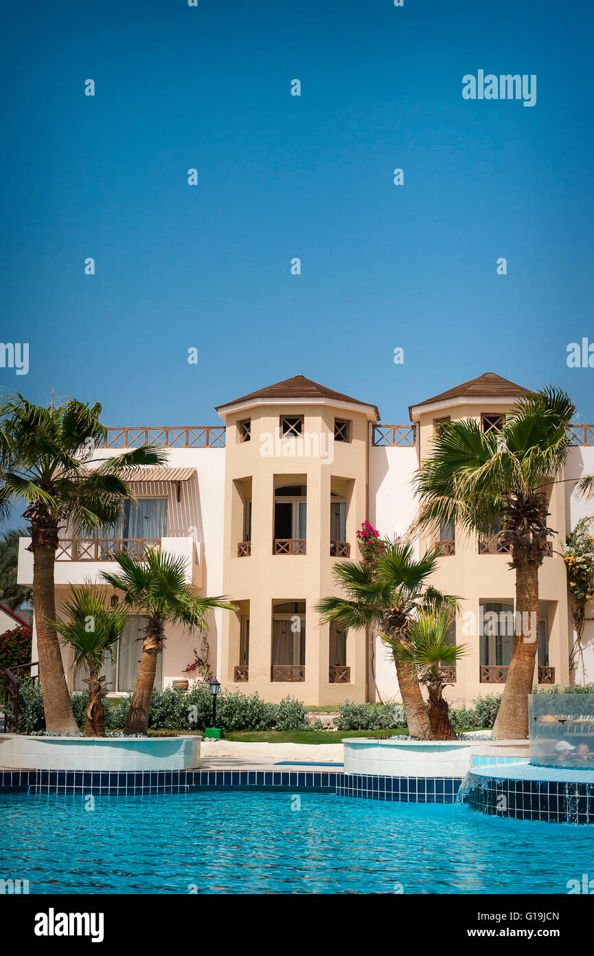 La facciata dell'albergo in Egitto con piscina Foto Stock