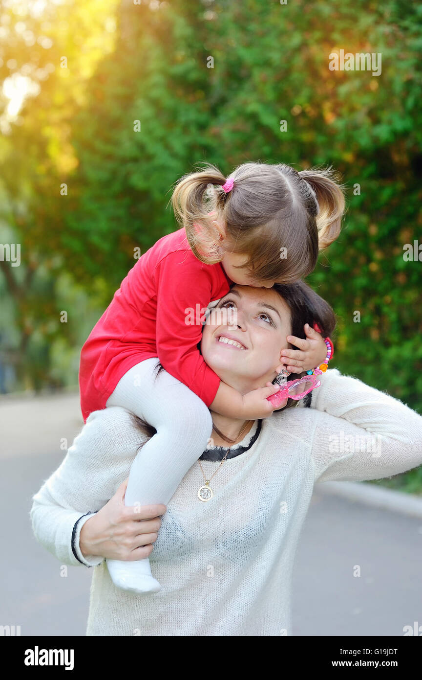Giovane madre e la sua ragazza carina divertirsi nella vigna di autunno Foto Stock