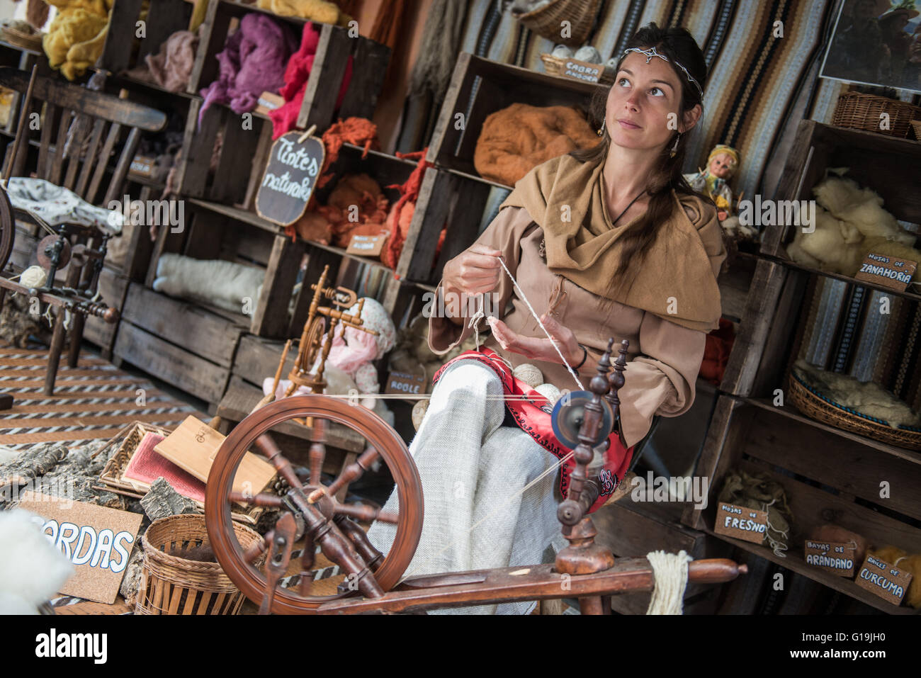 Una femmina di spinner vestito come un lavoratore medievale sul suo supporto. Foto Stock