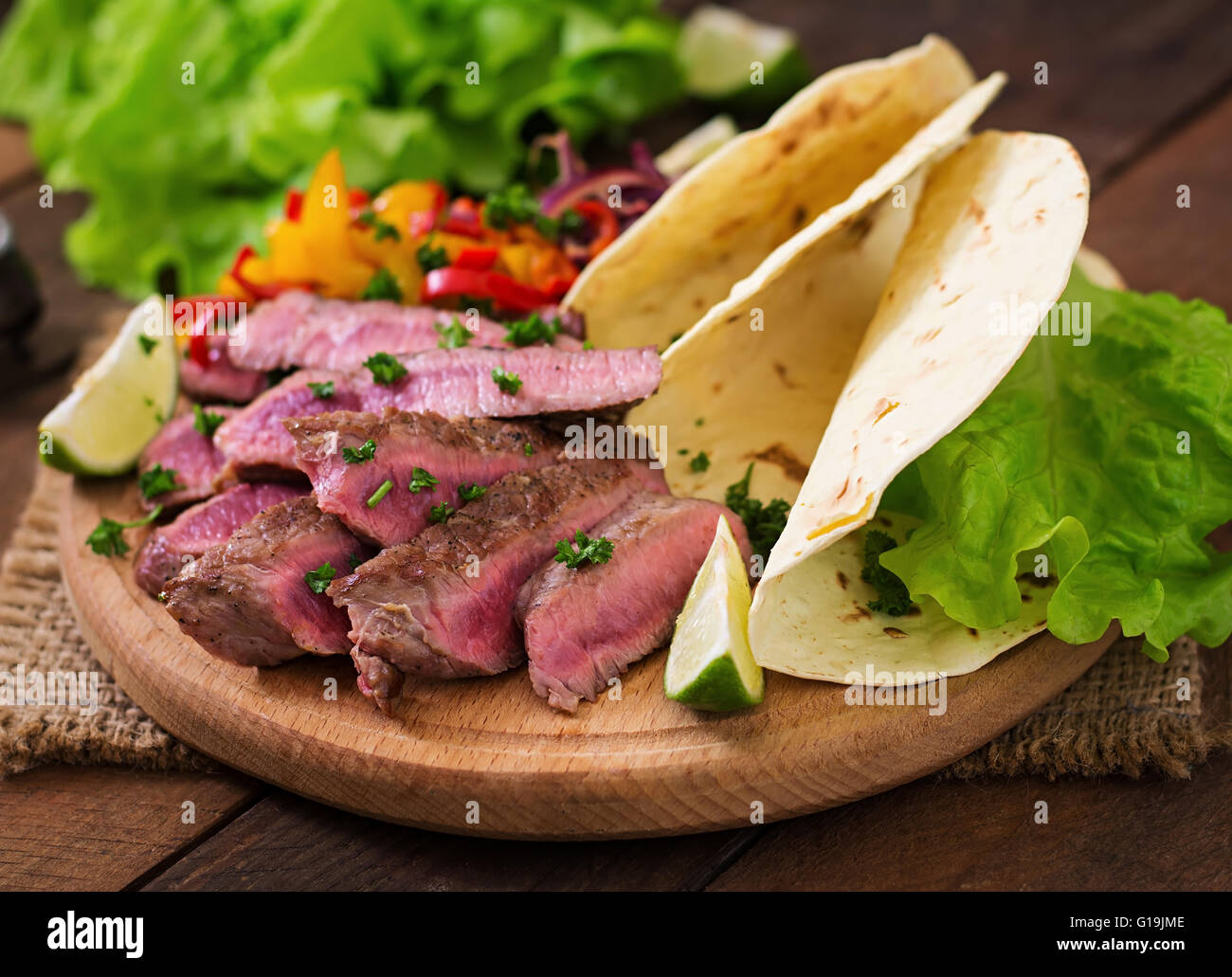 Le fajitas messicane per la carne di manzo e verdure grigliate Foto Stock