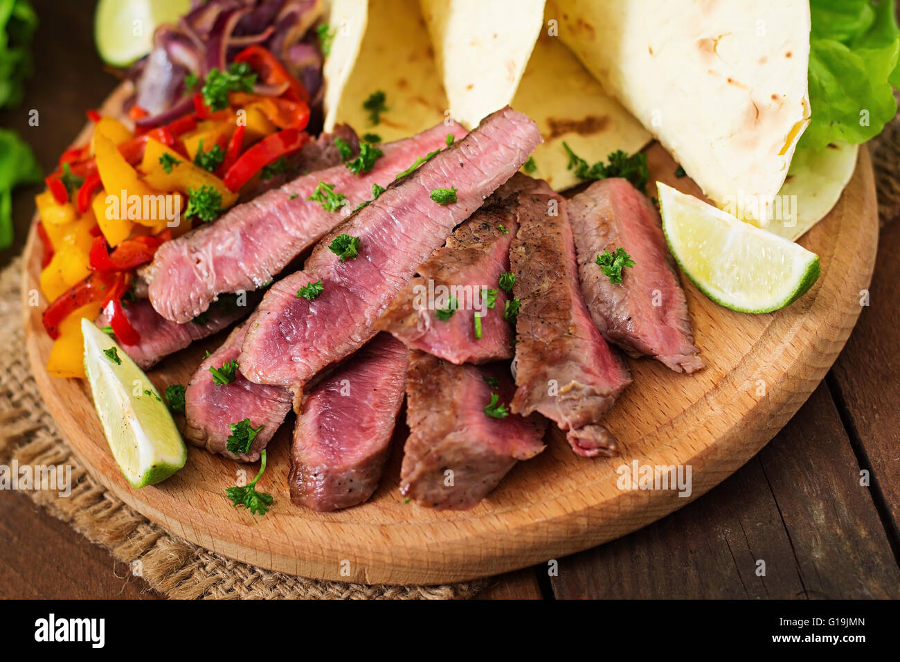 Le fajitas messicane per la carne di manzo e verdure grigliate Foto Stock