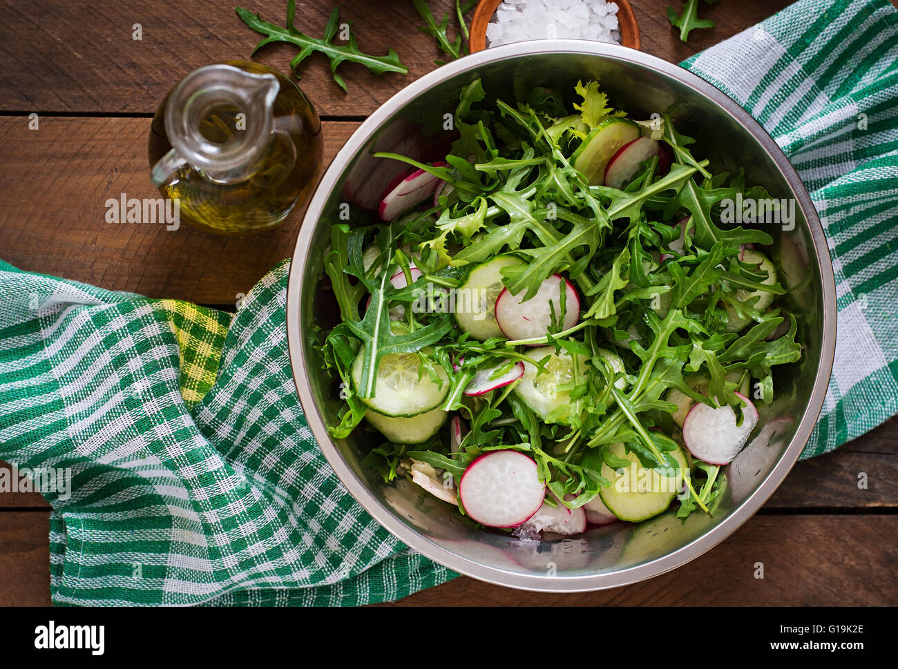 Ingredienti per insalata di rucola, ravanello cetriolo e spezie. Vista superiore Foto Stock