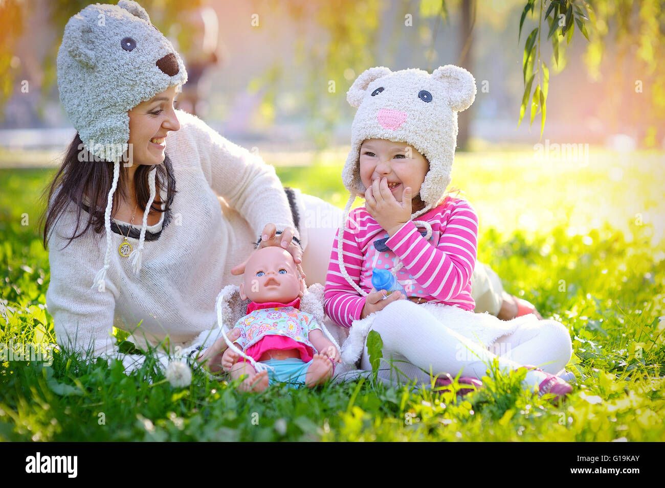 Madre e figlia in cappelli di maglia orsi nel parco Foto Stock