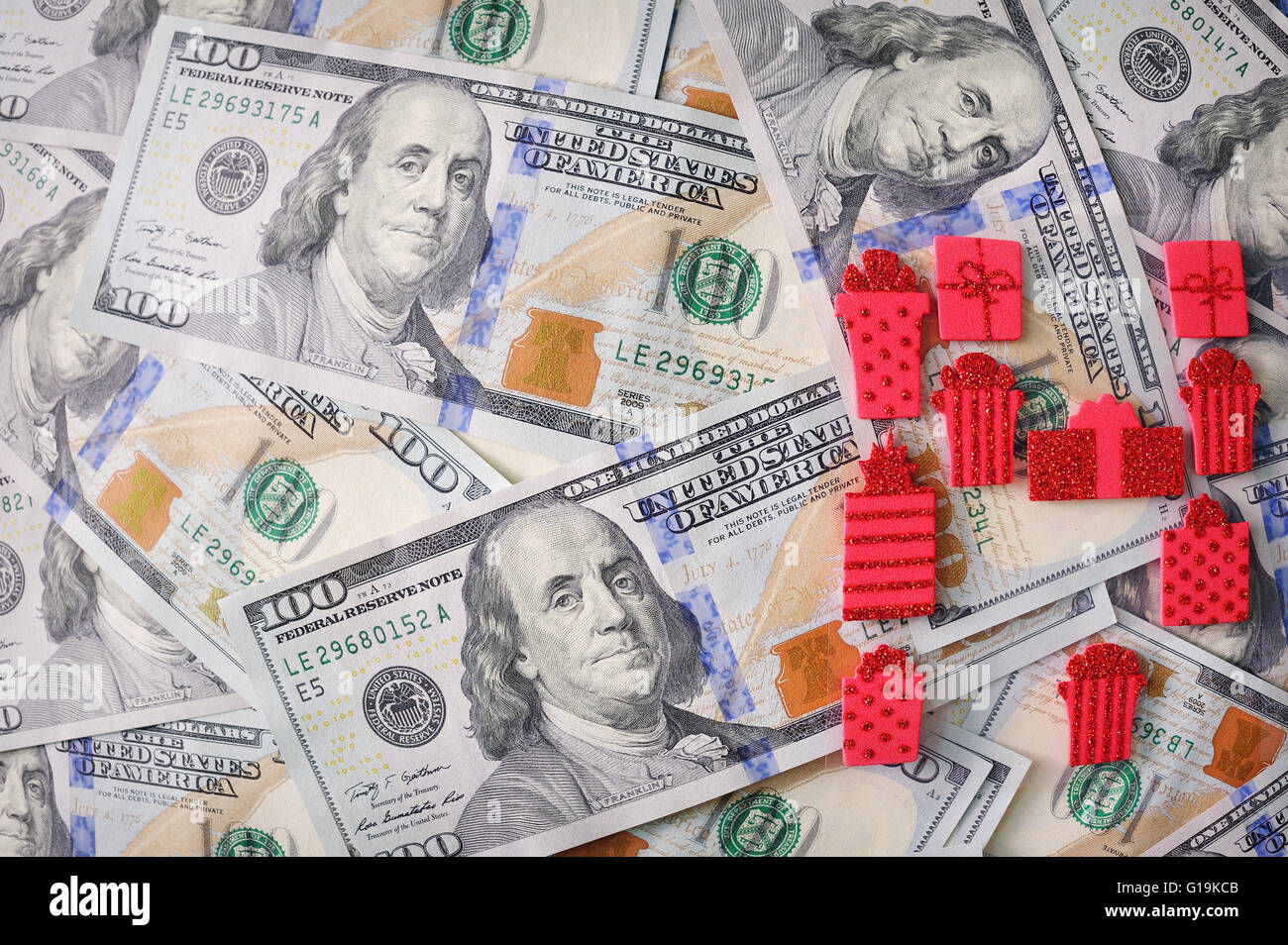 Red Ribbon regalo con prua più dollari americani. sfondo di denaro Foto Stock