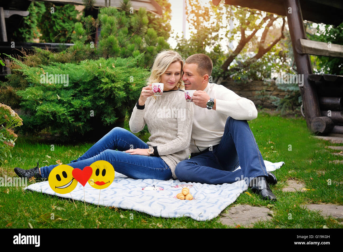 Coppia felice in natura bere il tè all'aperto avente picnic in fa Foto Stock
