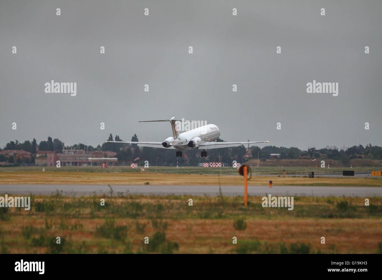 Meridiana aereo decollo dall'aeroporto Guglielmo Marconi di Bologna Italia  Foto stock - Alamy