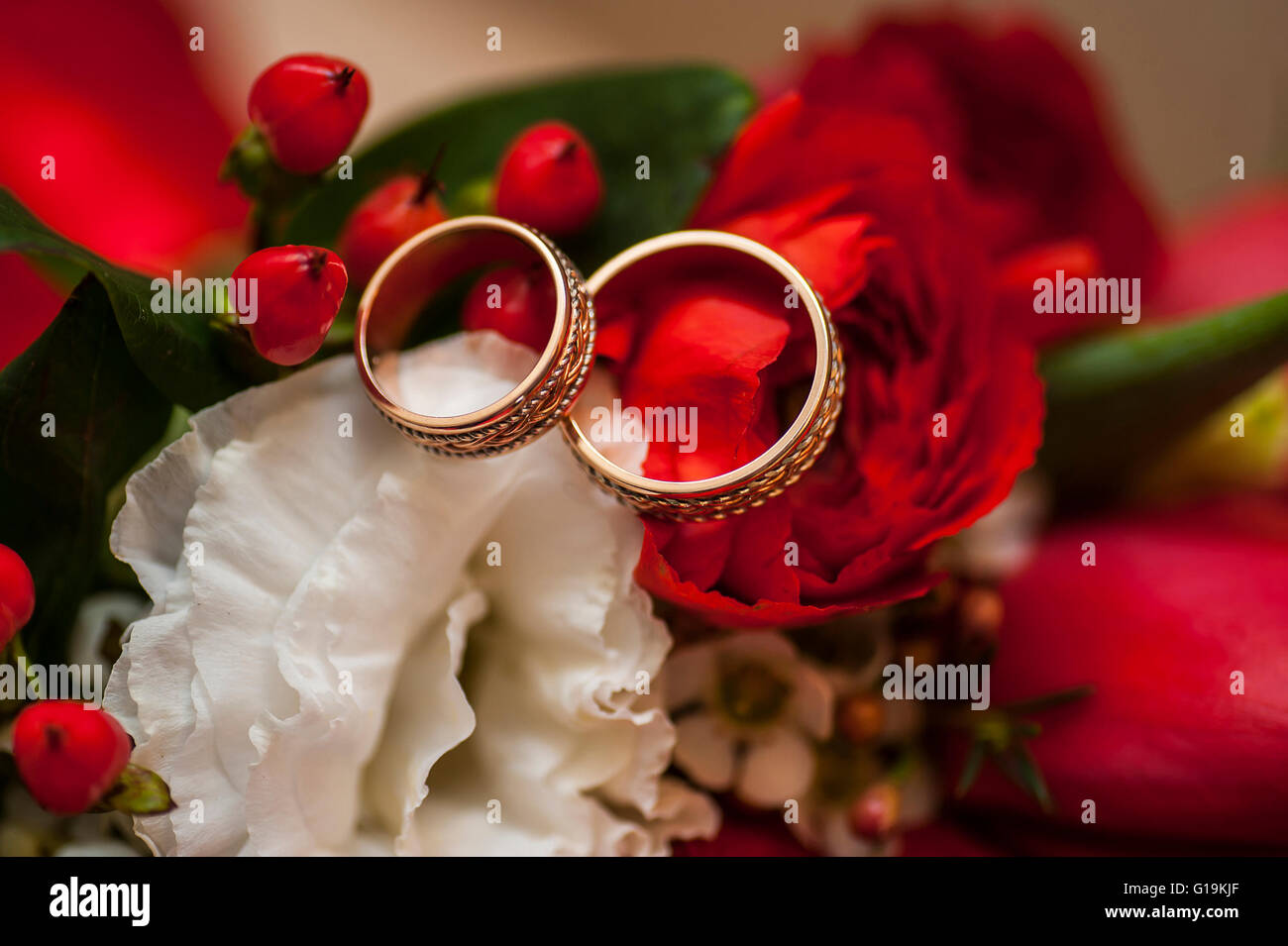 Oro anelli di nozze sulla puntaspilli Foto Stock