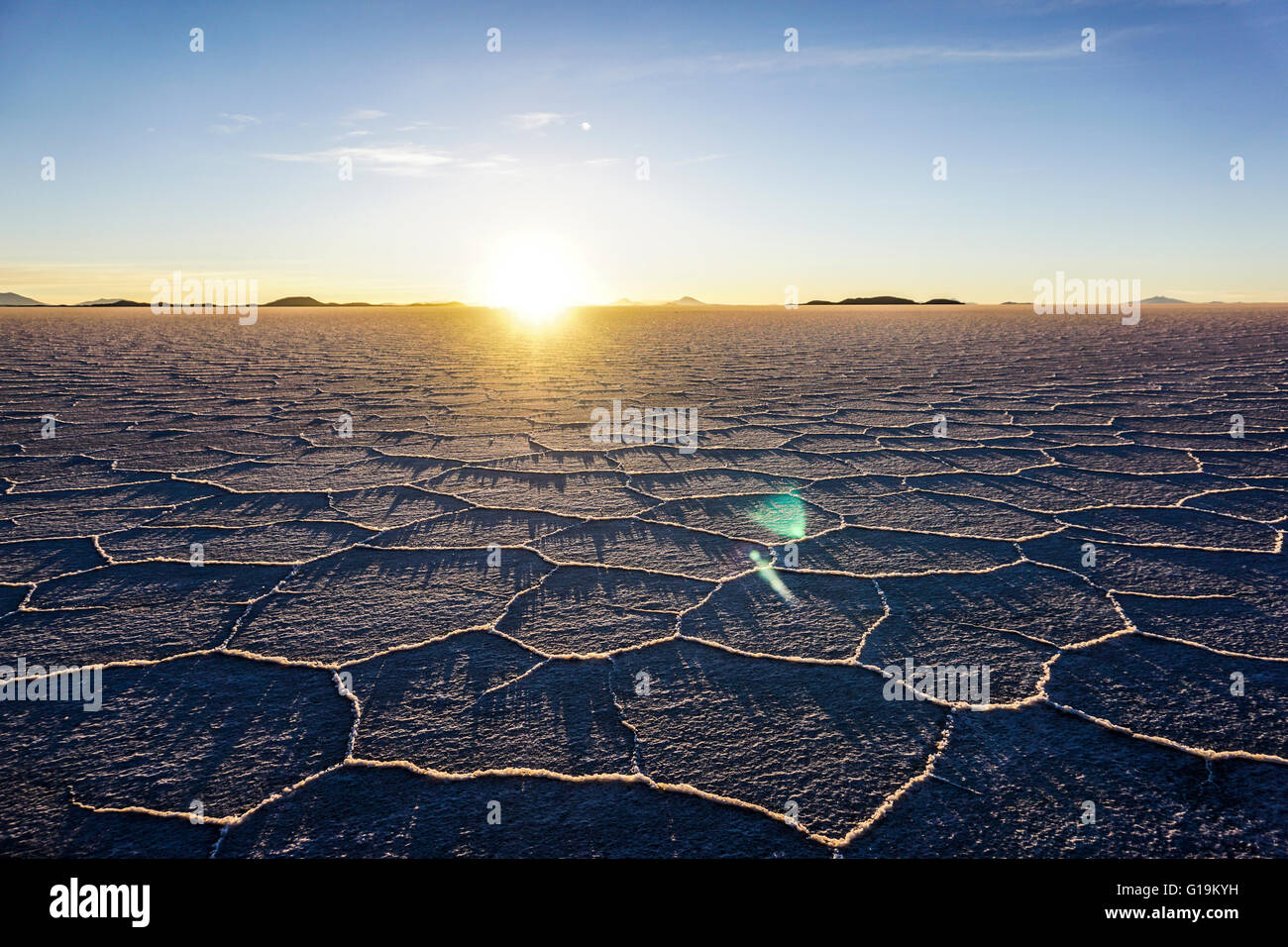 Bolivia, Sunrise a Salar de Uyuni (o Salar de Tunupa) è il più grande del mondo di distesa di sale Foto Stock