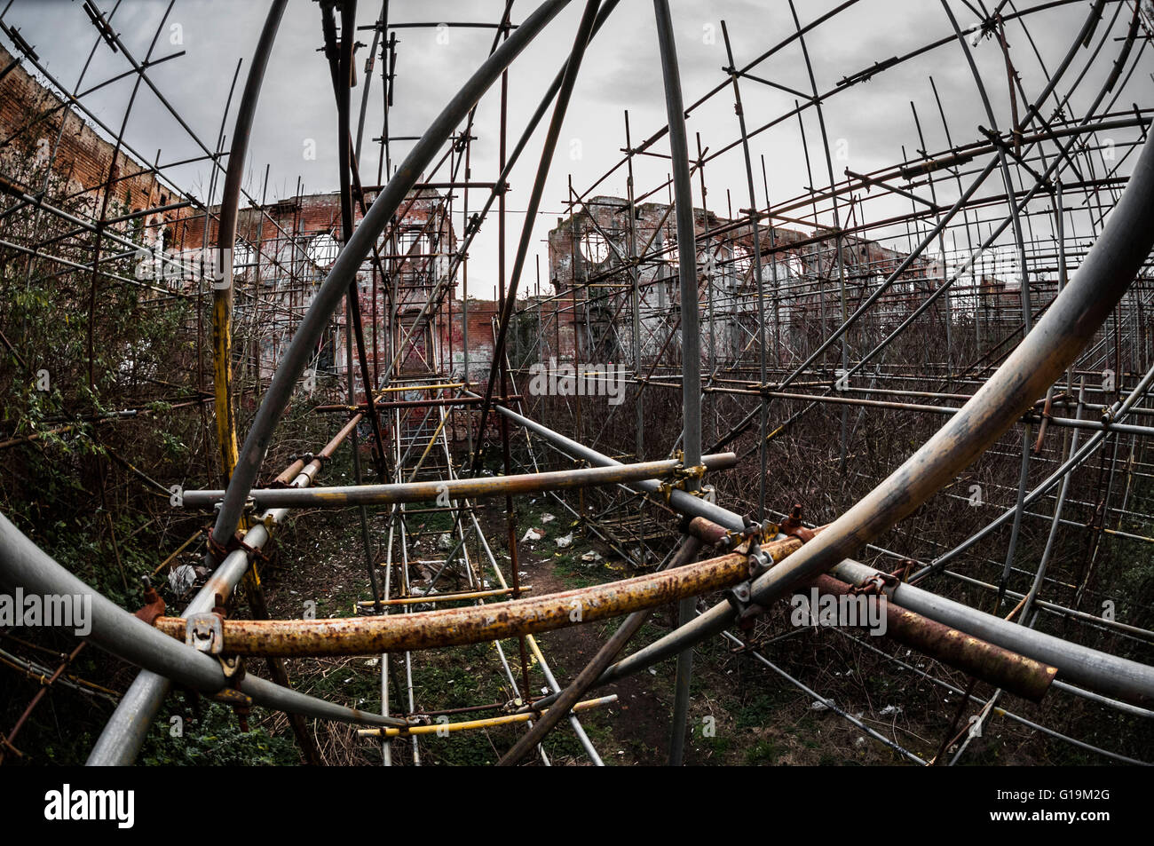 Un sacco di ponteggio struttura portante all'interno di edificio abbandonato Foto Stock