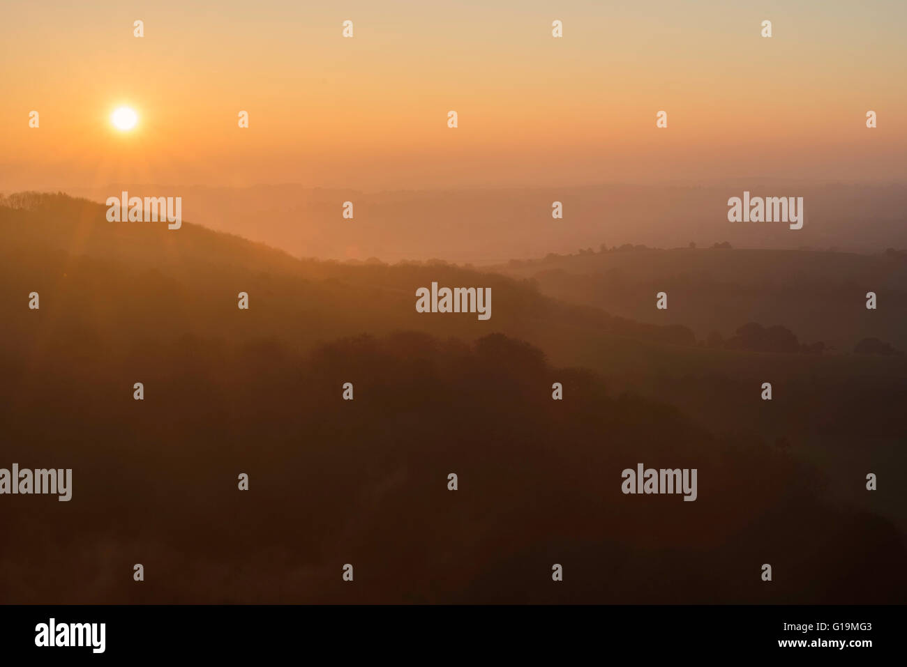 Un tramonto mozzafiato mist fino sul vecchio Winchester Hill, Hampshire Foto Stock