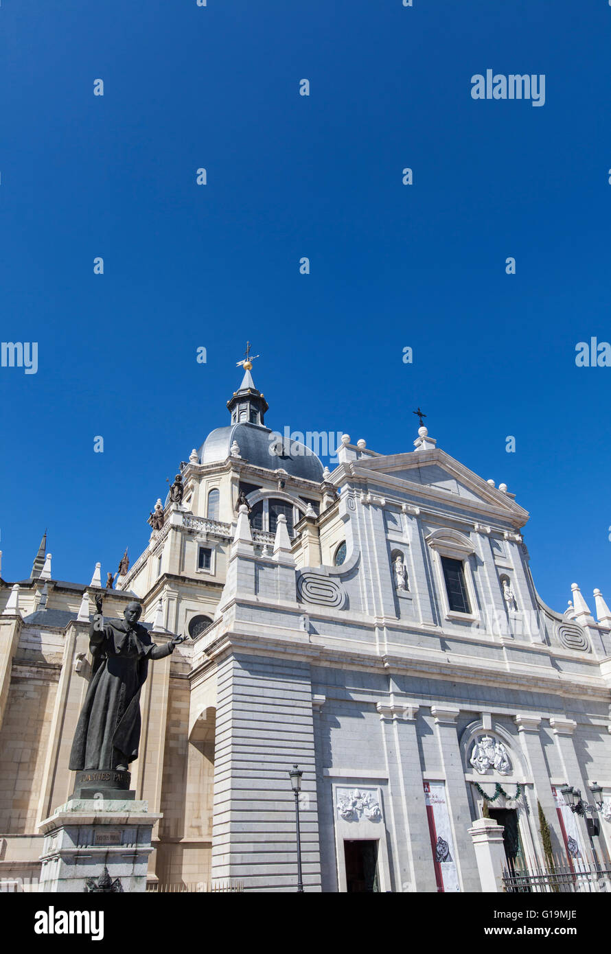 Dettaglio della chiesa di Santa Maria la Real de La Almudena di Madrid in Spagna Foto Stock