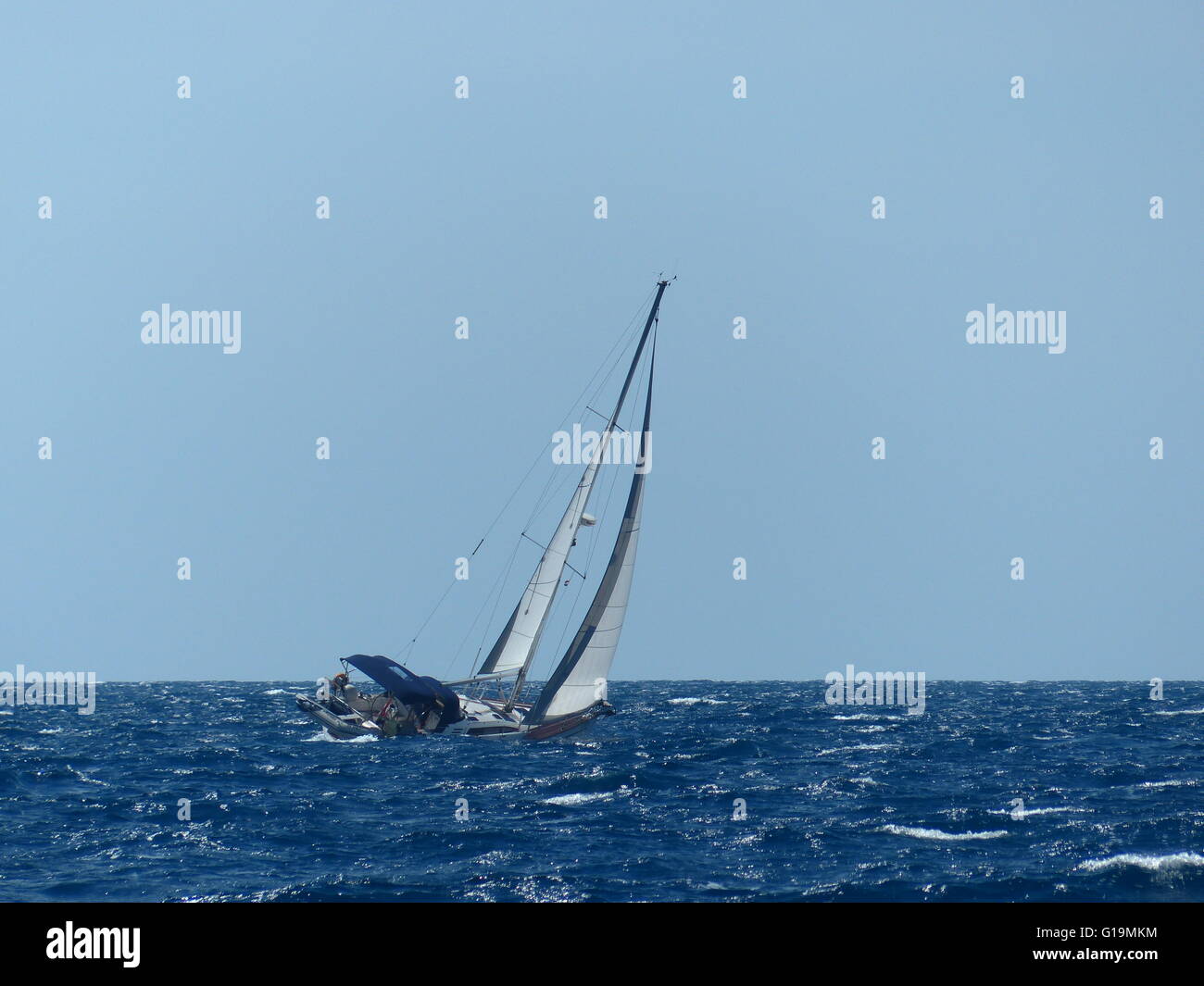 Piccole barche a vela negozia le variabili del mare e si affaccia sulla dritta Foto Stock