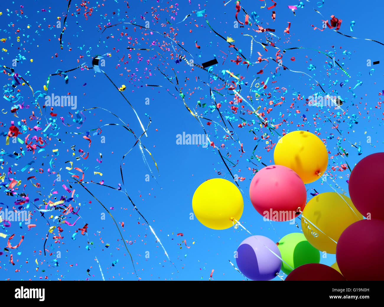Palloncini multicolori e coriandoli Foto Stock