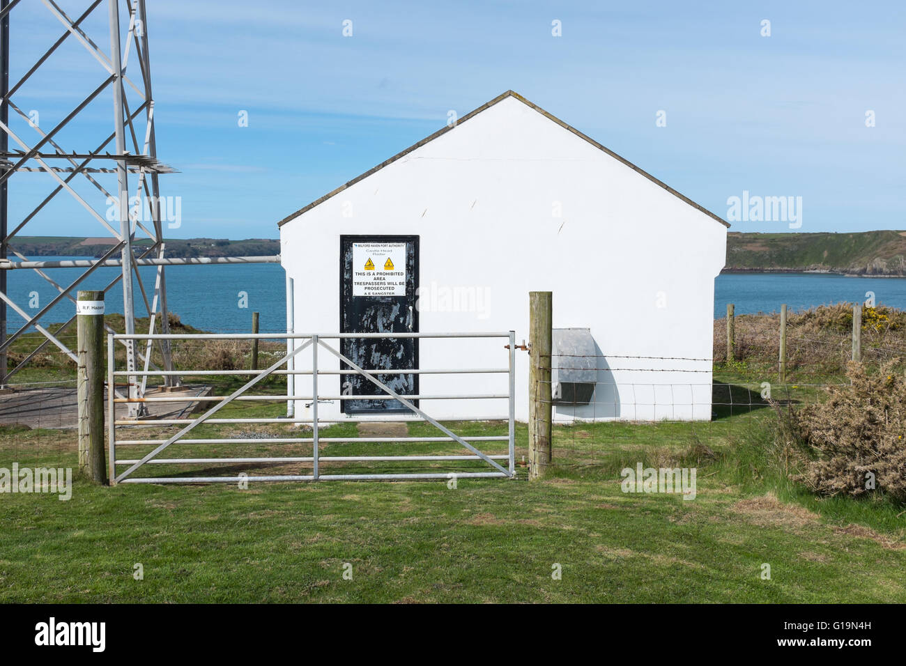 Castello di testa stazione radar sul Milford Haven estuario in Pembrokeshire, Galles Foto Stock