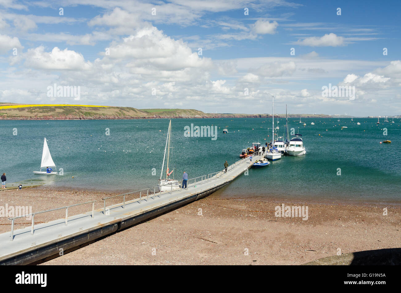 Barche ormeggiate sul pontile a Dale sul Milford Haven estuario in Pembrokeshire Foto Stock