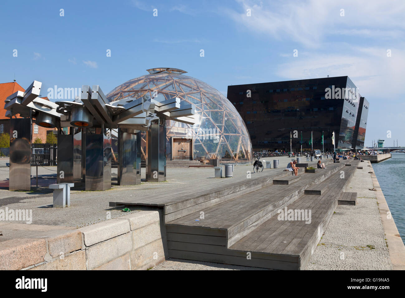 La cupola di visioni e il Diamante Nero, Den Sorte Diamant. Di fronte alla città la scultura di Fractal da Elisabeth Toubro Foto Stock