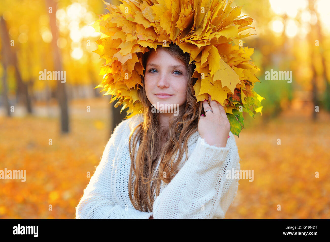 Donna Autunno. Ragazza bionda e foglie di giallo. Ritratto. Caduta Foto Stock