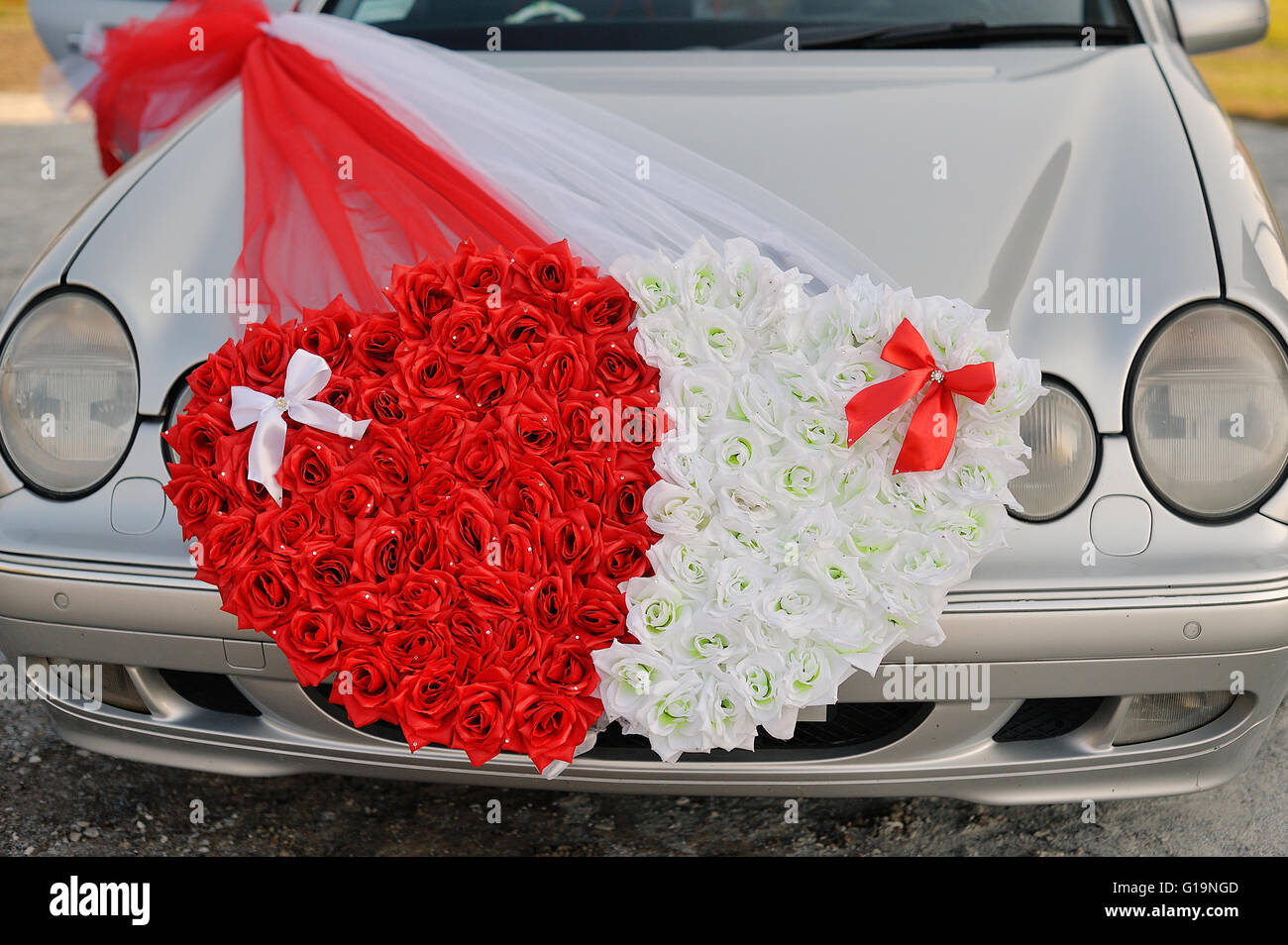 Auto nozze decorata con due cuori realizzato ââof fiori Foto Stock