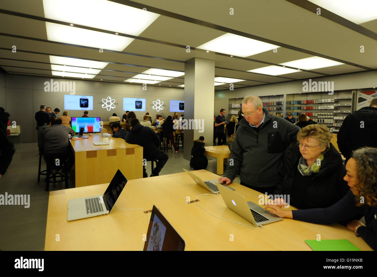 Apple store in Cardiff St Davids center Foto Stock