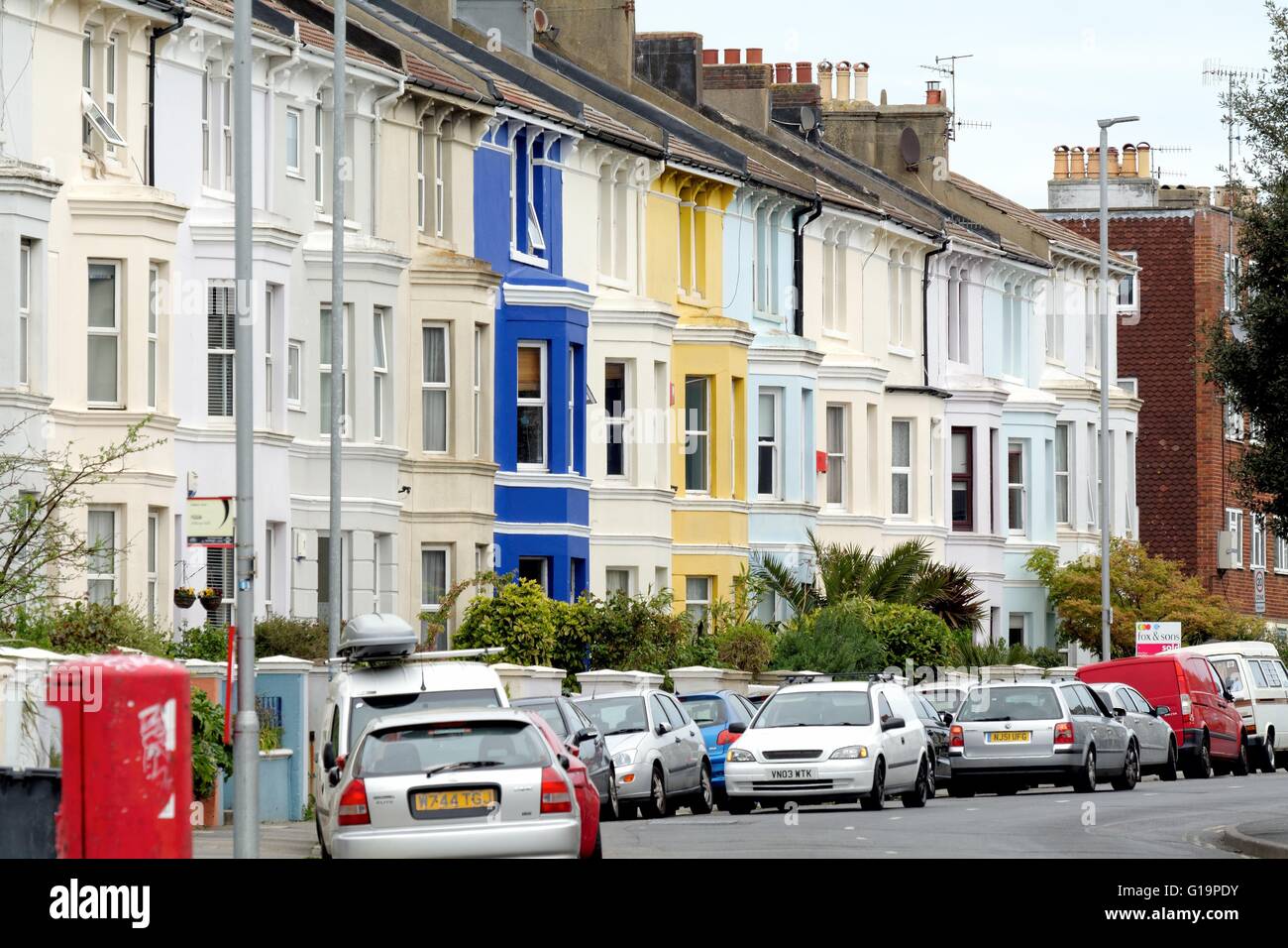 Dipinto luminosamente case a schiera su Queens Park Road Brighton SUSSEX REGNO UNITO Foto Stock