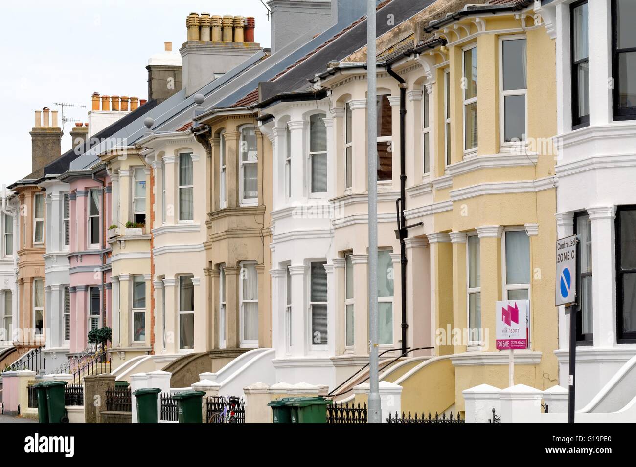 Dipinto luminosamente case a schiera su Queens Park Road Brighton SUSSEX REGNO UNITO Foto Stock