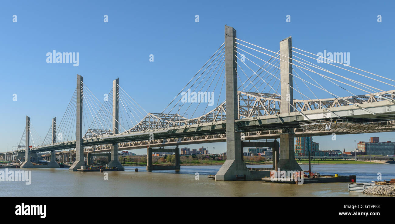 LOUISVILLE, Kentucky, Stati Uniti d'America - Abraham Lincoln il ponte attraversa il fiume Ohio da Louisville, Kentucky a Jeffersonville, Indiana Foto Stock