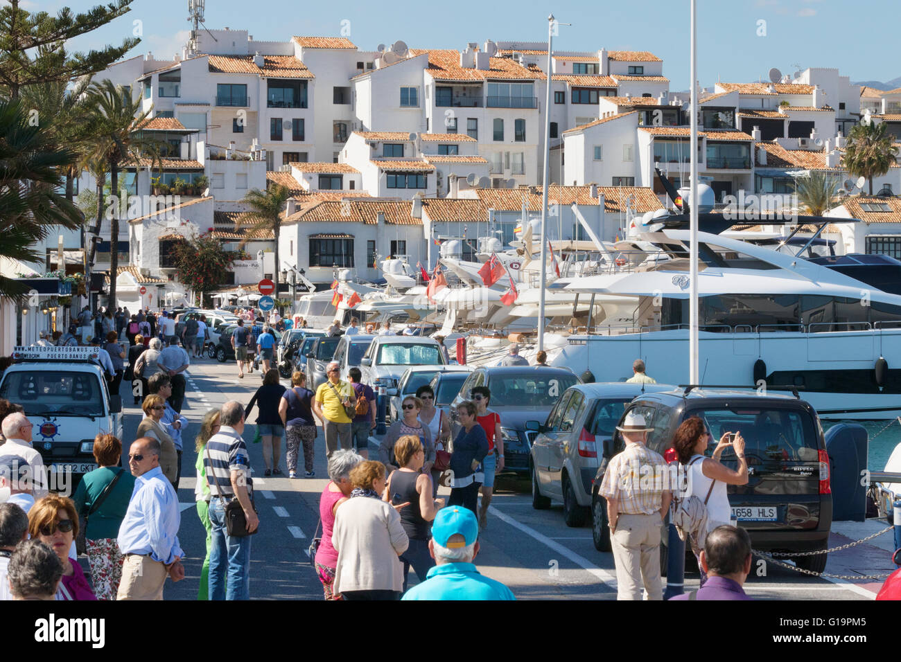 La folla di visitatori a Puerto Banus Harbour, Marbella Costa del Sol, Andalusia Spagna Europa Foto Stock