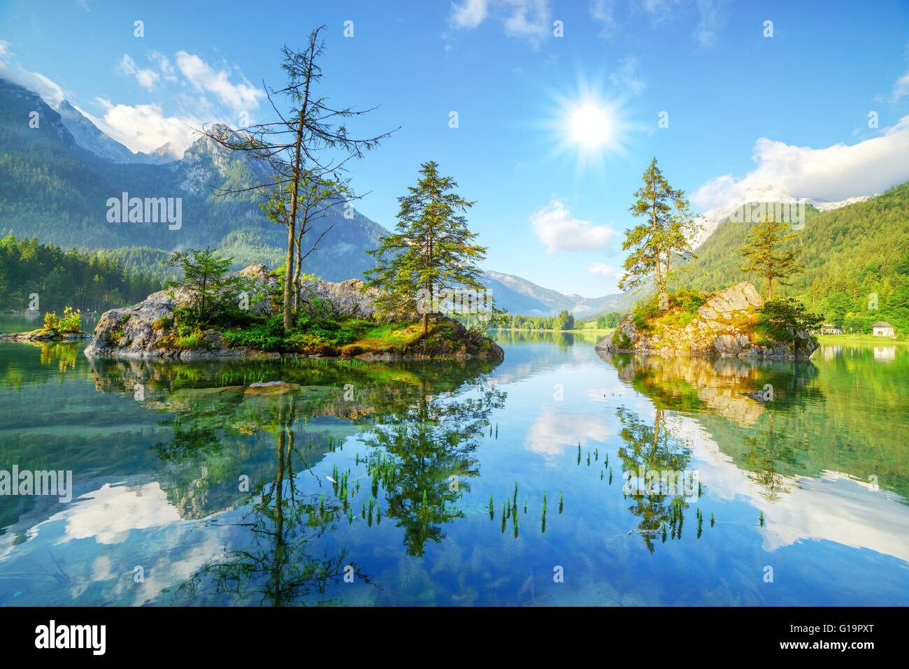 Incredibile estiva soleggiata giornata sul lago Hintersee nelle Alpi austriache, l'Europa. Foto Stock