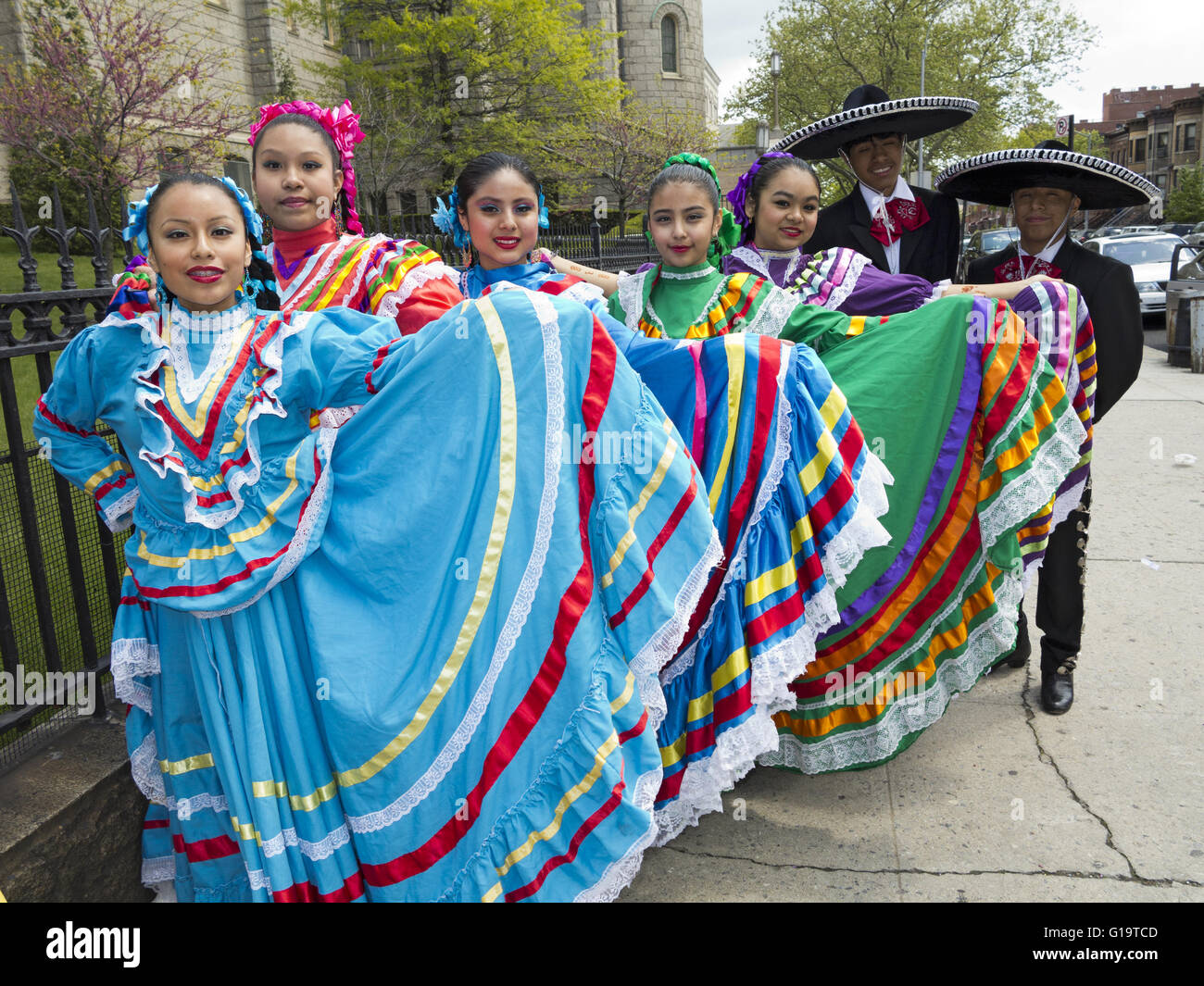 Giovani ballerini folcloristici al Cinco de Mayo e Madre della parata del giorno del Sunset Park quartiere di Brooklyn, NY, 8 maggio 2016. Foto Stock