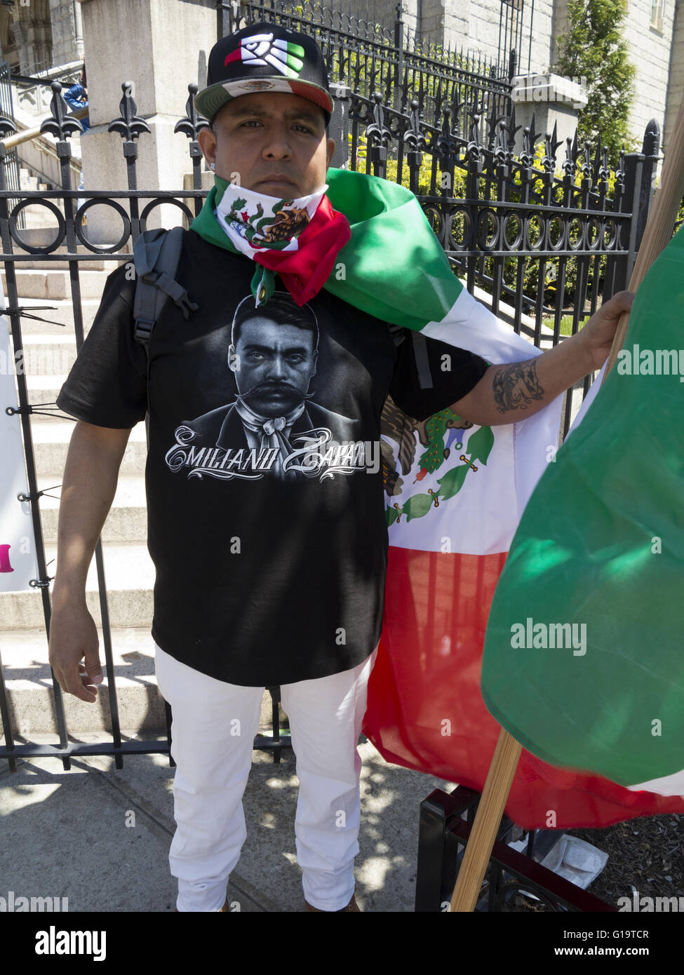 Uomo che indossa Zapata t-shirt al Cinco de Mayo e Madre della parata del giorno del Sunset Park sezione di Brooklyn, NY, 8 maggio 2016. Foto Stock