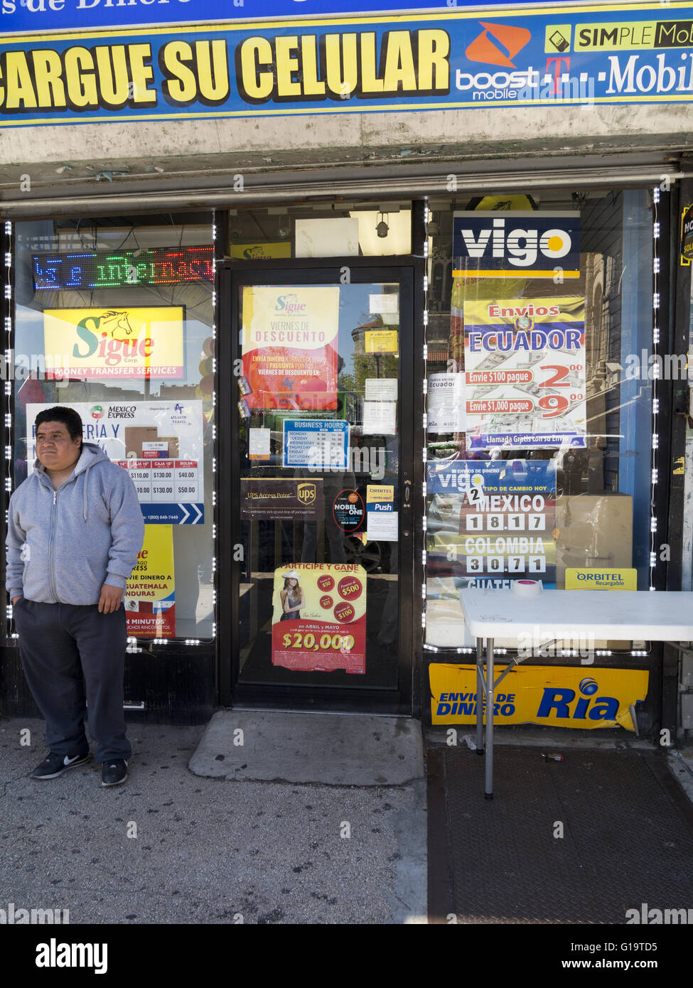 Telefono cellulare store in gran parte, Ispanica, Sunset Park quartiere di Brooklyn pubblicizza i trasferimenti di denaro all America Latina. Foto Stock