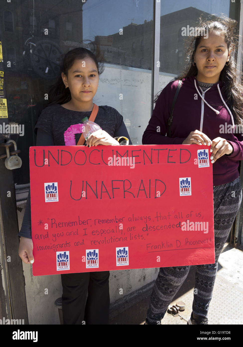 Le ragazze adolescenti far valere il loro potere al Cinco de Mayo e Madre della parata del giorno in Sunset Park sezione di Brooklyn, NY, 8 maggio 2016. Foto Stock