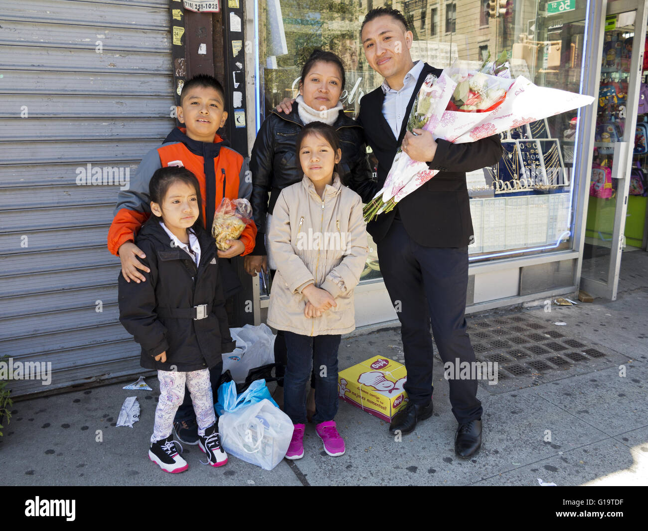 Famiglia di origine ispanica assiste il Cinco de Mayo e Madre della parata del giorno del Sunset Park quartiere di Brooklyn, NY, 8 maggio 2016. Foto Stock