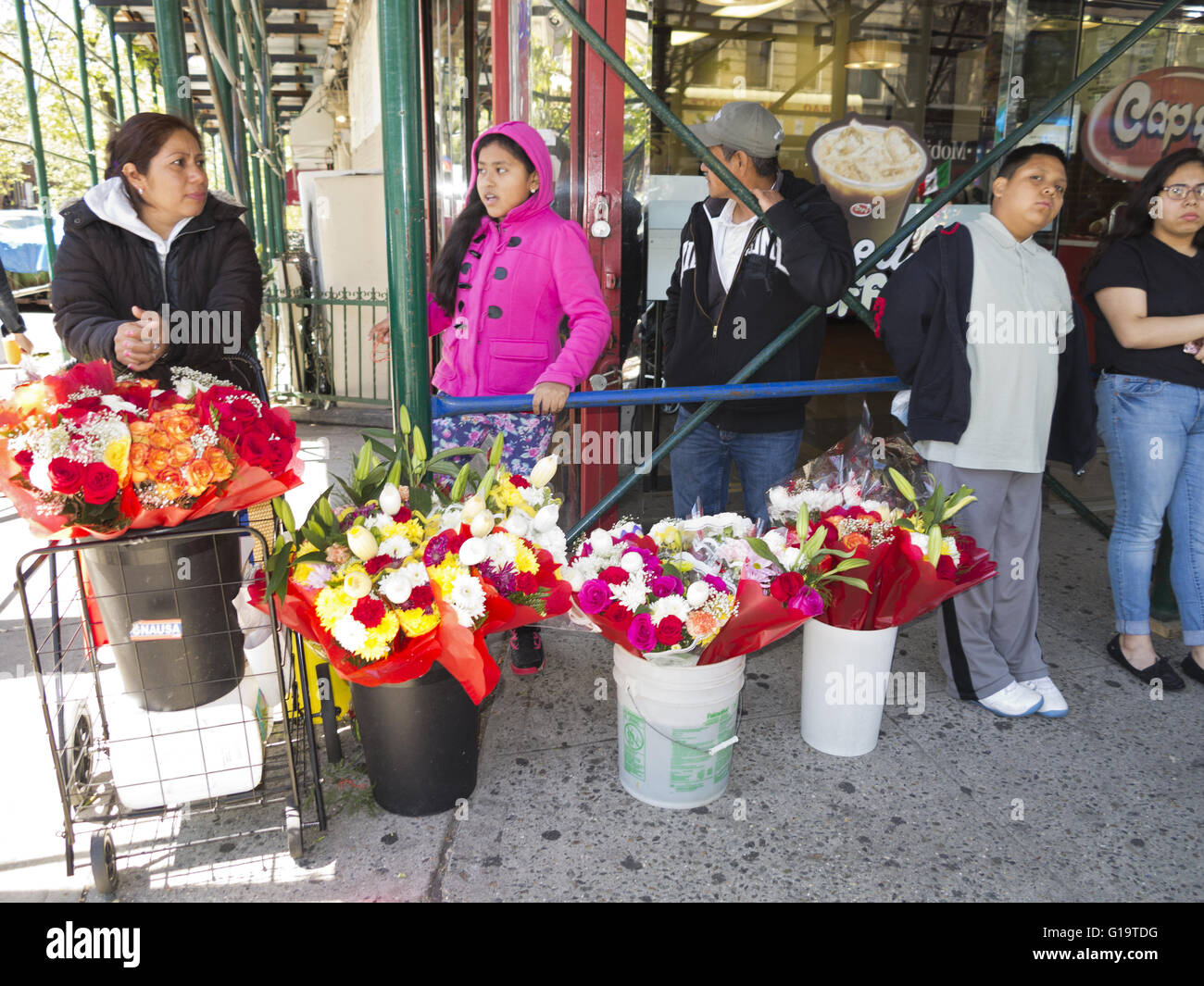 Fornitore ispanica vende fiori per la Festa della mamma in Sunset Park quartiere di Brooklyn, NY, 8 maggio 2016. Foto Stock
