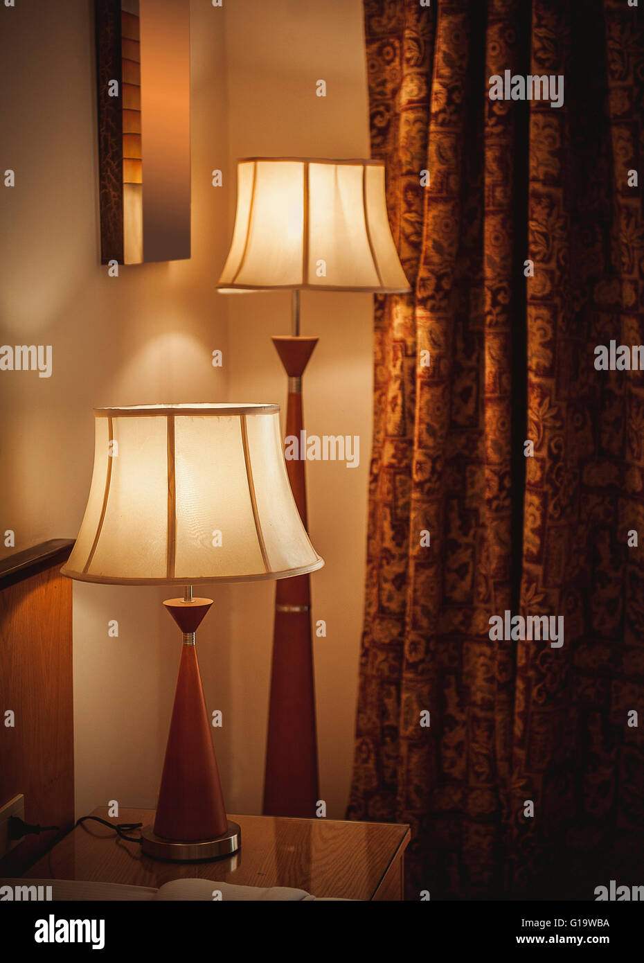 La luce nella camera sul tavolo Foto Stock