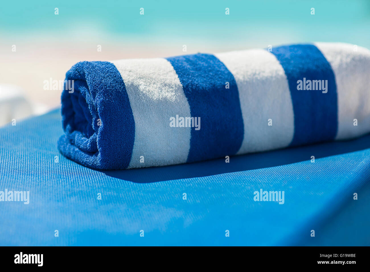 Asciugamani su una sdraio sulla spiaggia Foto Stock